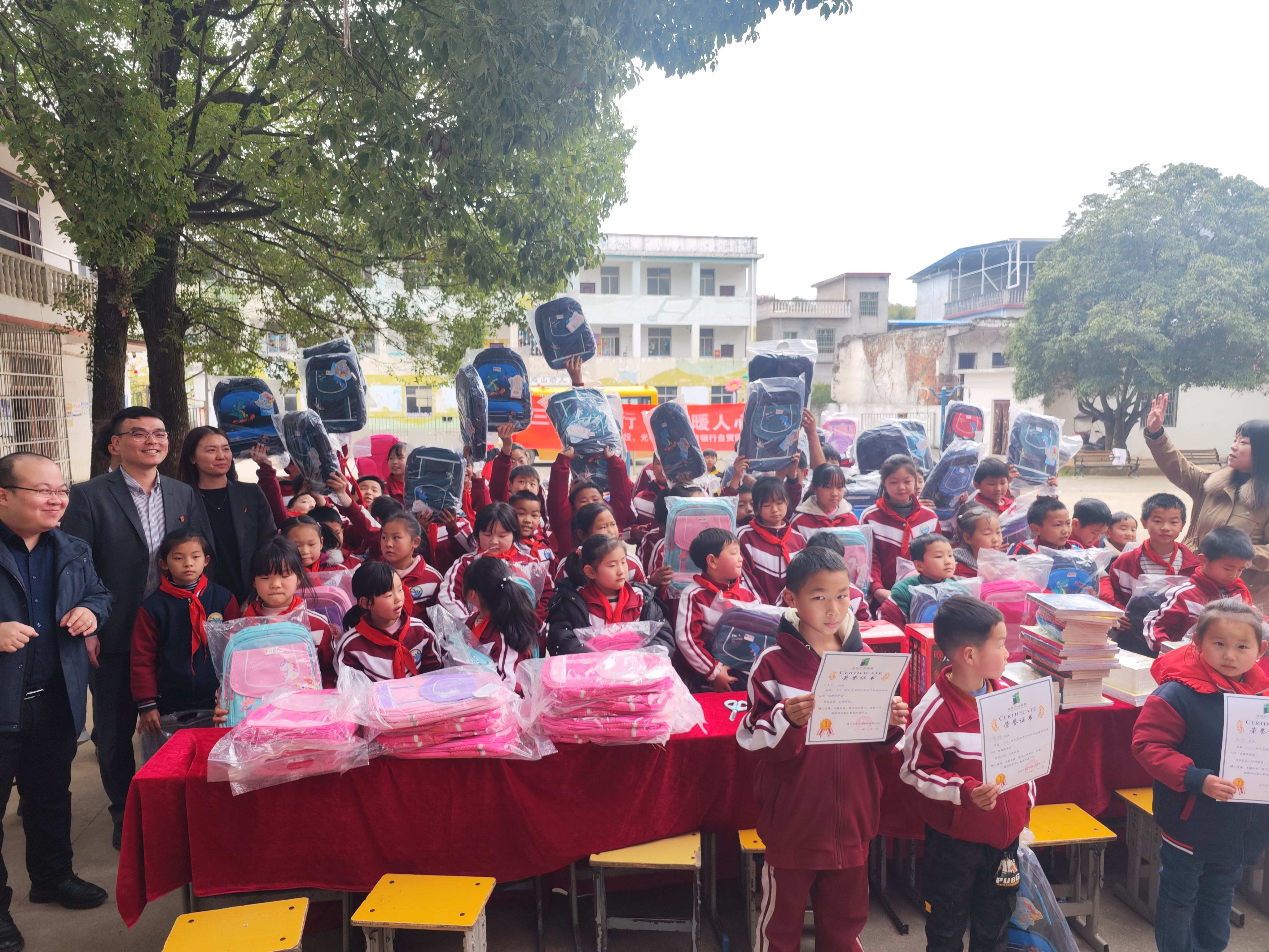 金鸡山捐物资.jpg 金鸡山捐物资.jpg